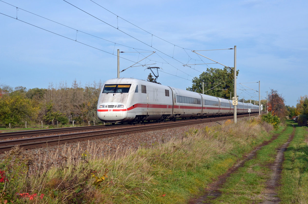 Von Berlin kommend rollt der ICE 793 am 25.10.20 durch Jeßnitz Richtung Bitterfeld, wo er seinen nächsten Halt einlegen wird.