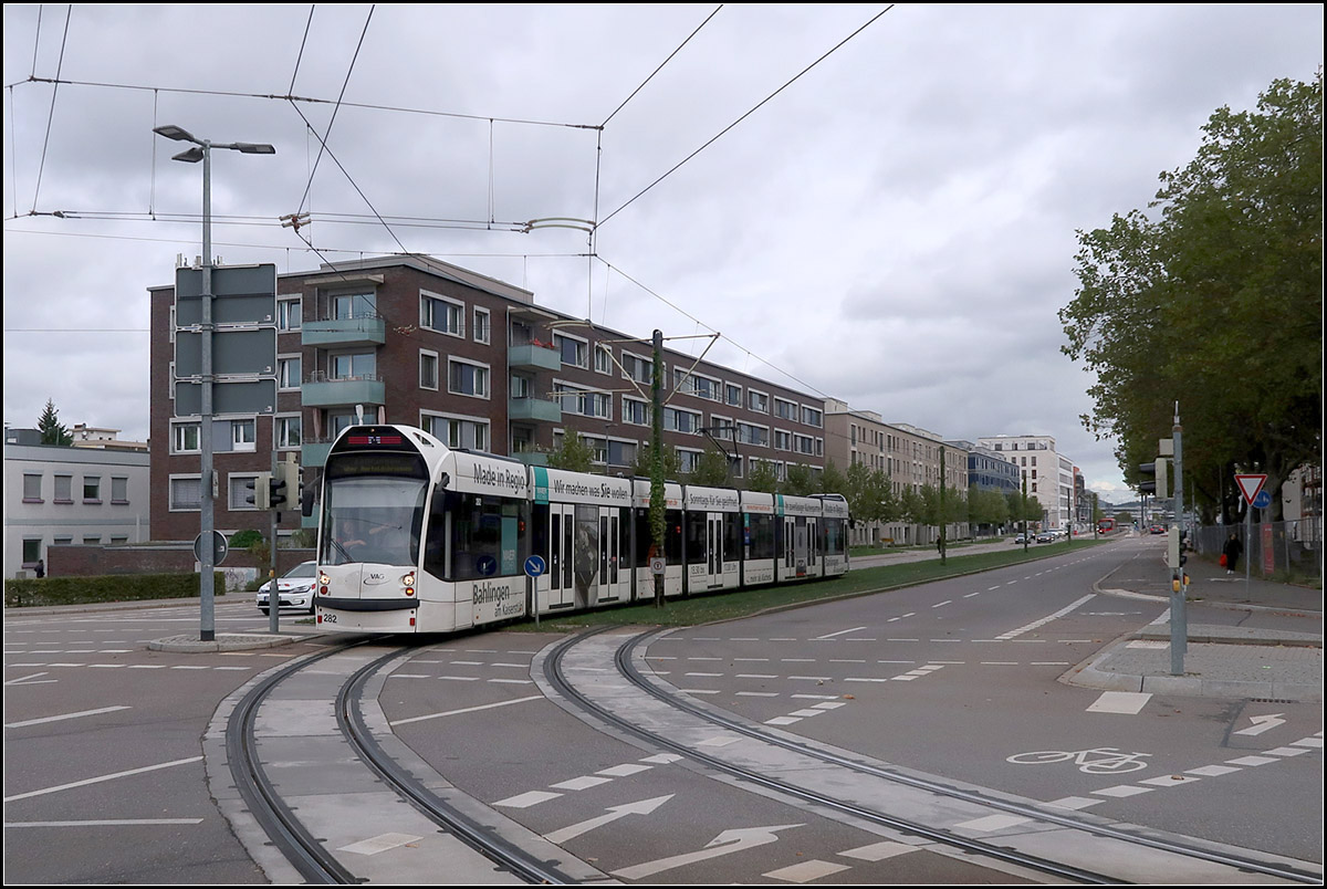 Von der Berliner Allee in die Breisacher Straße in Freiburg -

Auf dem Weg in Richtung Innenstadt biegt diese Combino-Straßenbahn von der Berliner Allee in die Breisacher Straße ein. 

07.10.2019 (M)