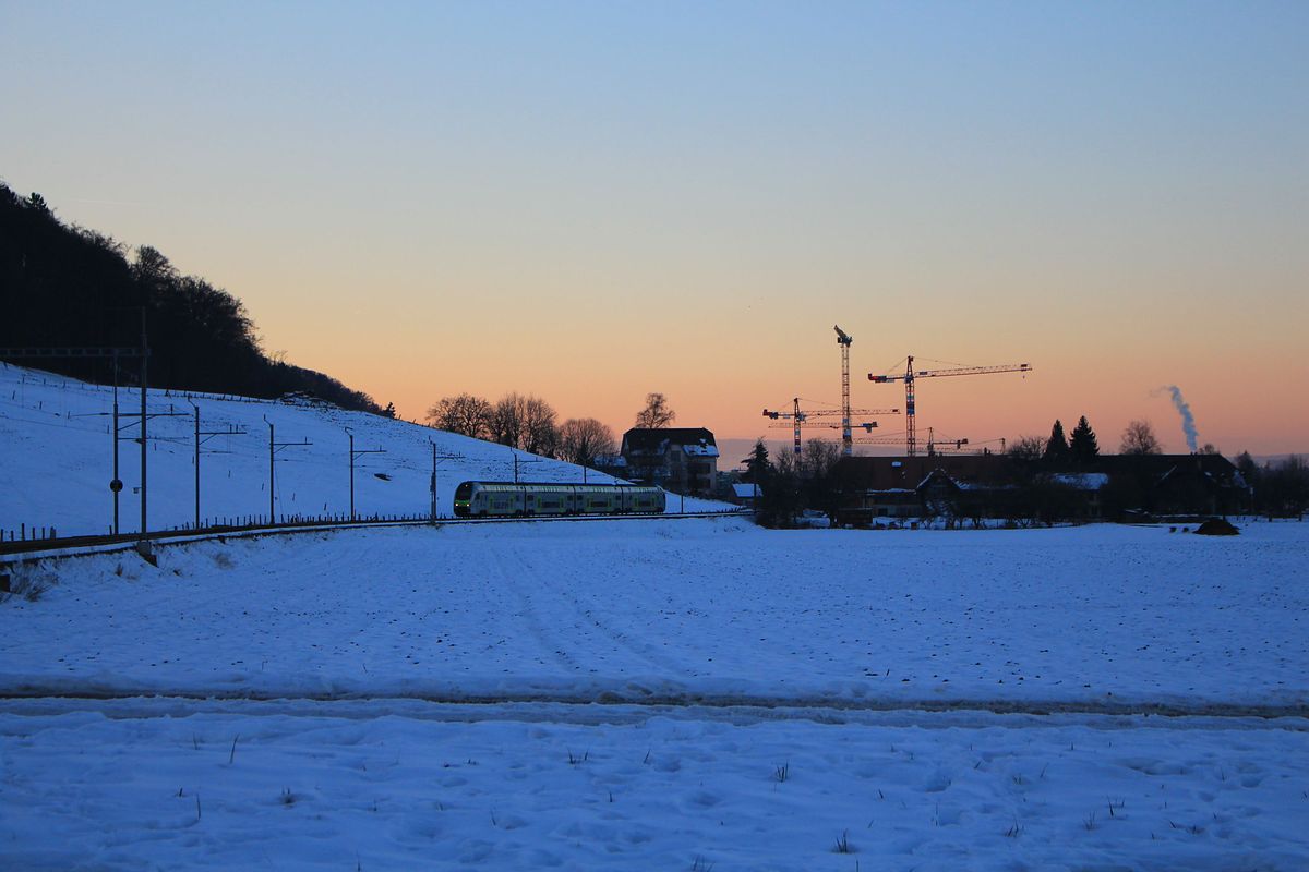 Von Bern her kommt an einem wolkenlosen Winterabend  Mutz  515 001 der BLS. Bei Kehrsatz Nord, 10.Februar 2015. 