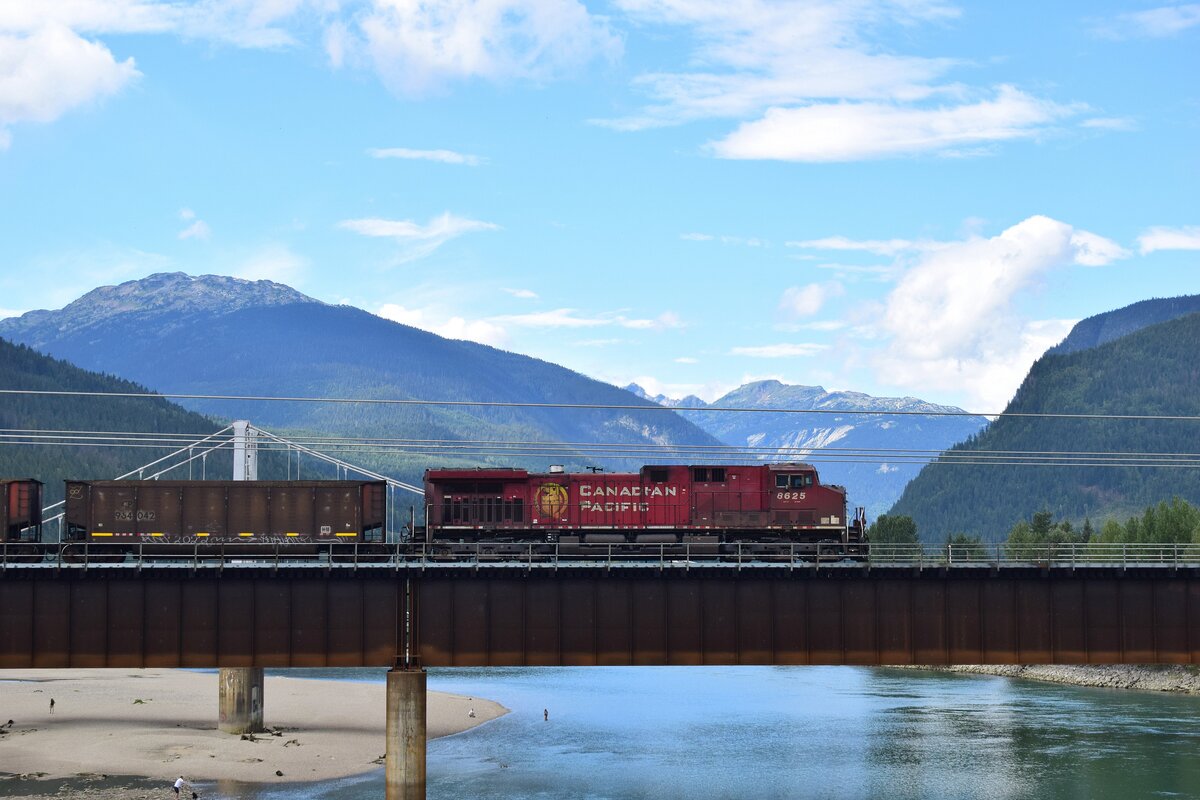 Von der Big Eddy Bridge konnte ich die Schunlok 8625 am Kohlezug Richtung Kamloops aufnehmen.

Revelstoke 27.08.2022

