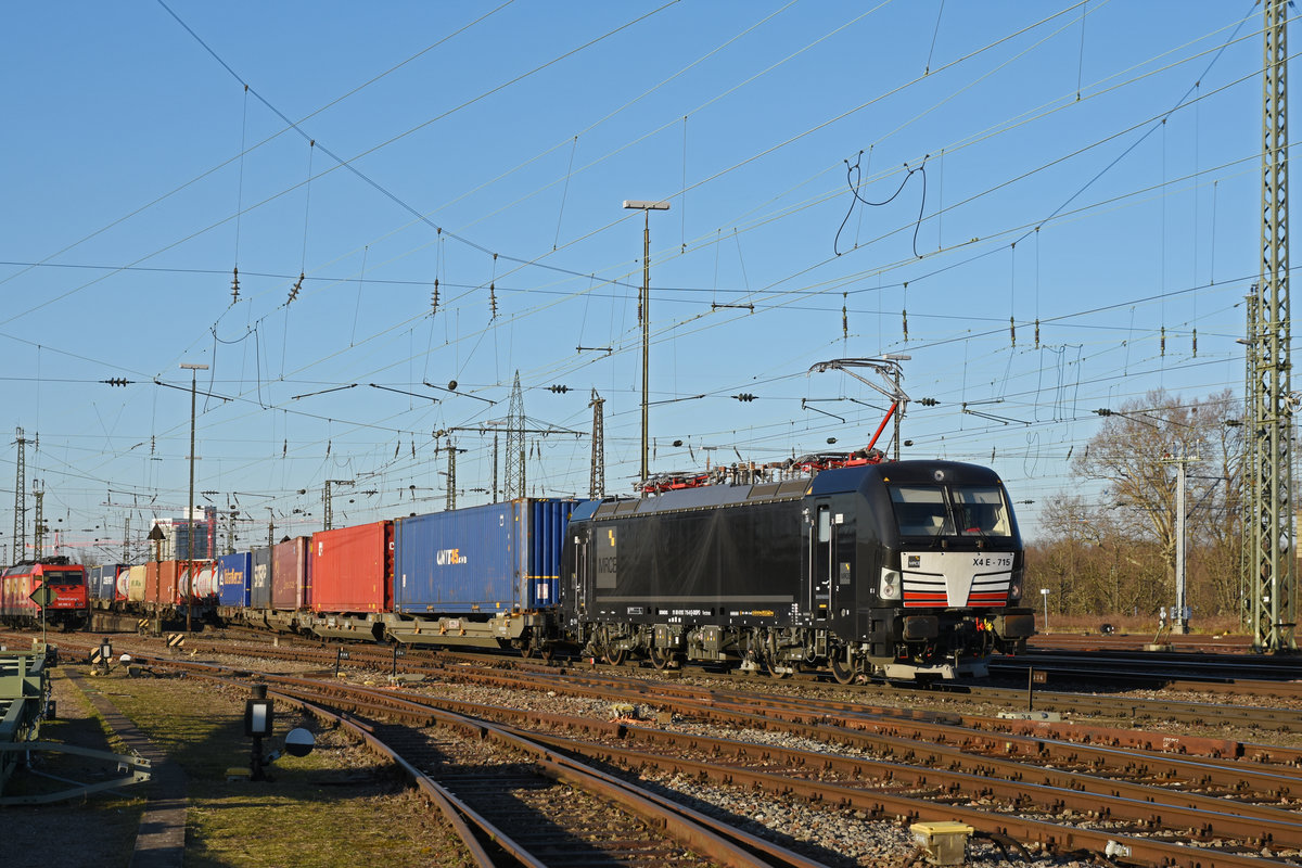 Von der BLS eingemietete Siemens Vectron 193 715-0 durchfährt den badischen Bahnhof. Die Aufnahme stammt vom 16.01.2020.