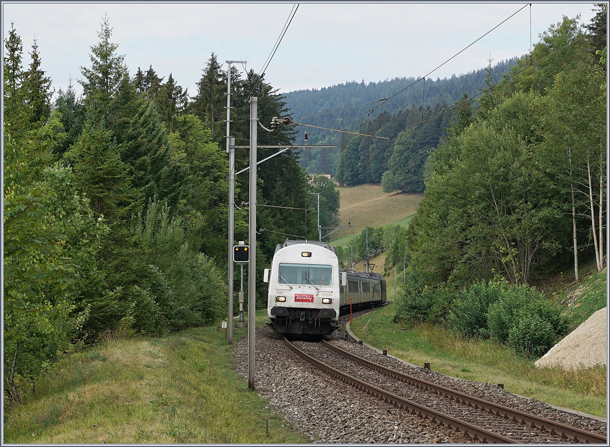 Von der BLS RE 465 002 gestoßen bewältigt der Kambly EW III RE die letzten Meter der Steigung zum Les Loges-Tunnel (3259 Meter Länge) bei Les Hauts-Geneveys, wobei der Kulminationspunkt mit 1048 müM im Tunnel liegt. 

12. August 2020