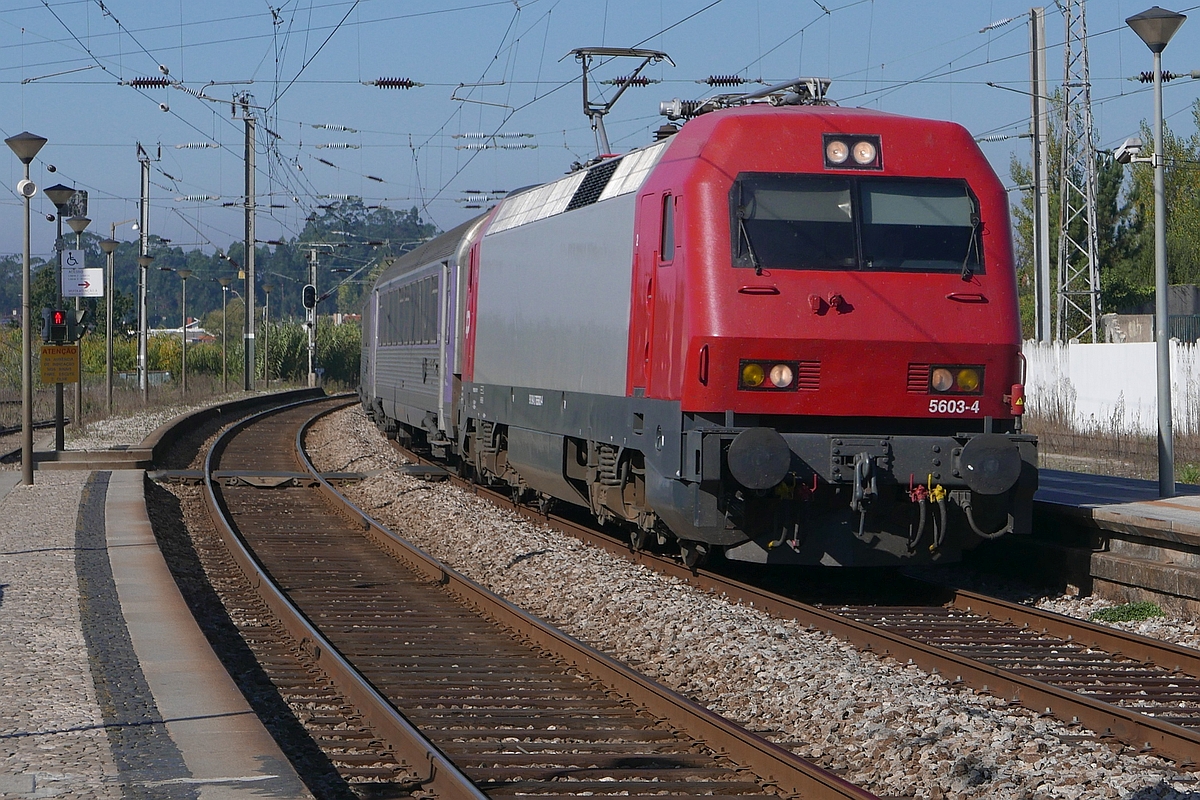 Von Braga kommend durchfährt 5603-4 mit dem IC 722 am 11.10.2017 den Bahnhof von Ovar. Ziel des Zuges: Lissabon Santa Apolónia.
