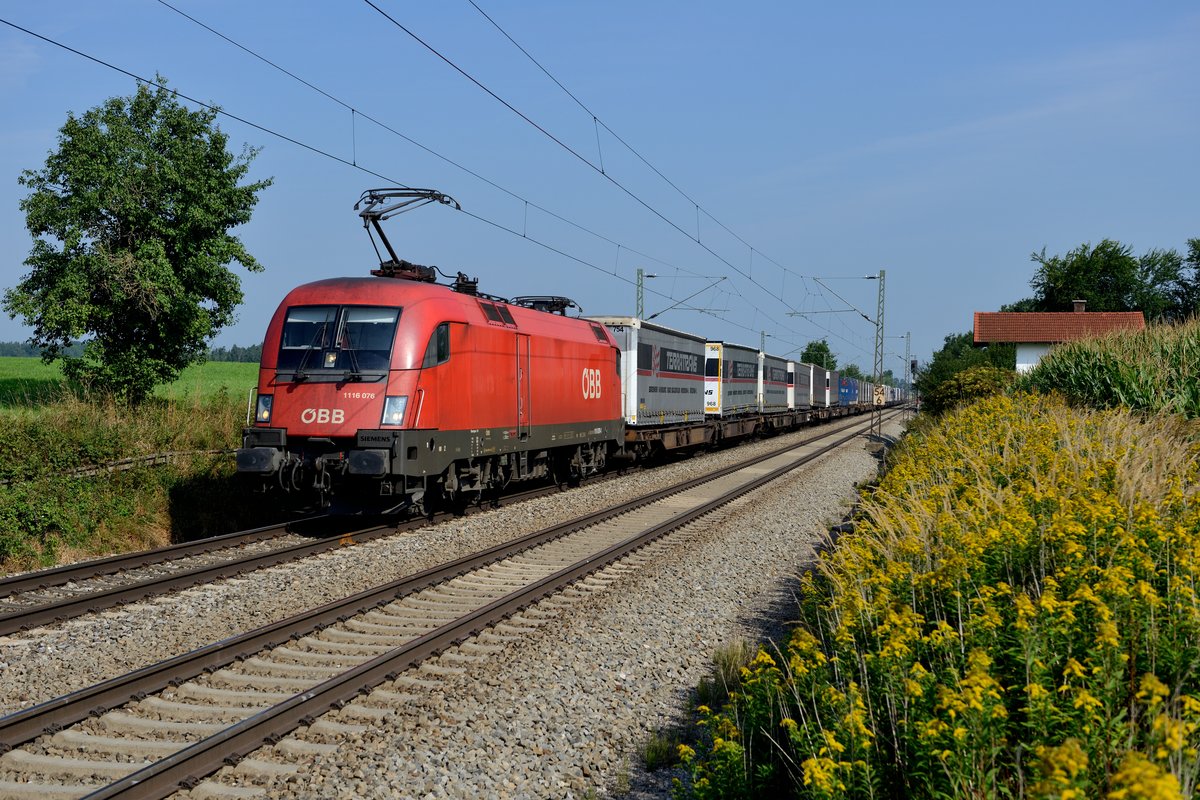 Von Bremen Grolland nach Verona ist der Laufweg von KT 42175, der mit Aufliegern der Speditionen Terratrans und Paneuropa beladen ist. Ab München Ost Rangierbahnhof übernimmt ein ÖBB Taurus den Zug und bespannt ihn bis zum Brenner. Am 24. August 2013 oblag diese Aufgabe der 1116.076, hier aufgenommen bei Hilperting.