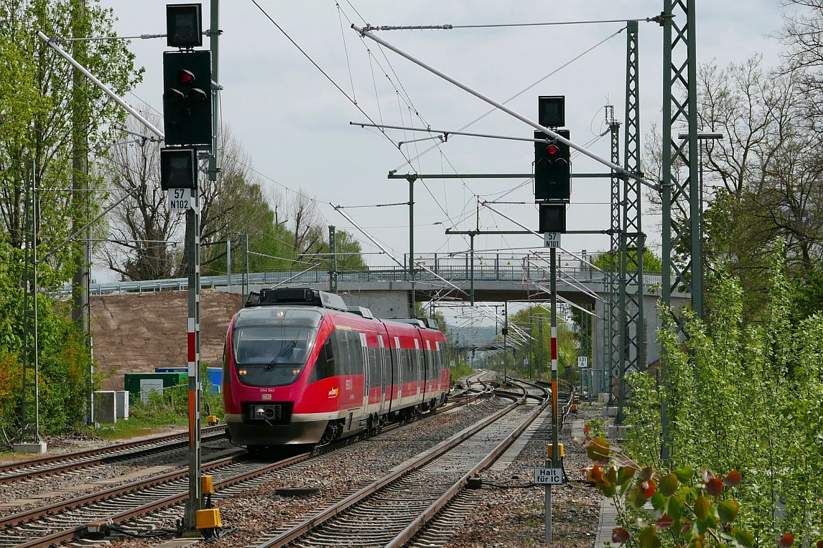 Von der Brenzbahn zu Gast auf der Südbahn. Kurz nach dem Beginn der Fahrt in Biberach Süd am 24.04.2020 als RB 22660 nach Ulm fährt 644 541 in den Bahnhof von Biberach (Riß).
