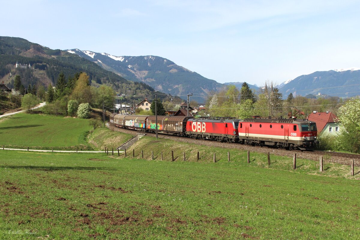 Von Bruck an der Mur Fbf nach Linz Vbf bespannten am 8.4.2024 die 1144 239 und die 1293 197 einen gemischten Güterzug hier bei der Ausfahrt aus dem Bahnhof Admont.