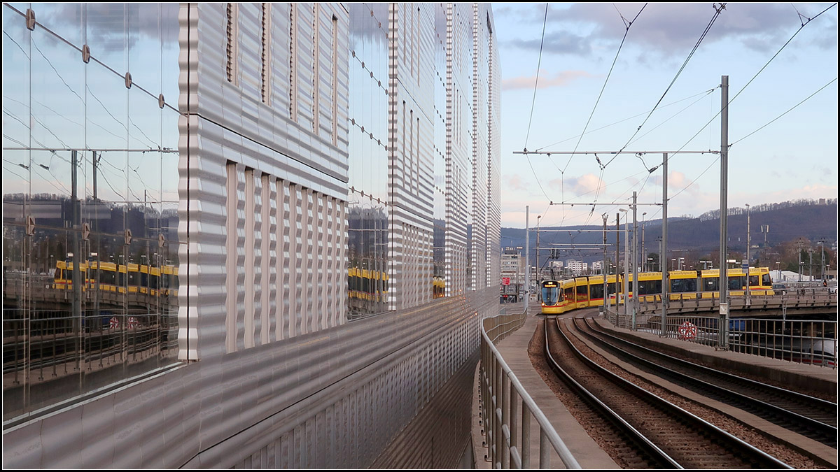 Von der Brücke auf die Brücke -

Eine Stadler-Tango-Tram biegt von der Münchensteinerbrücke auf die aufgeständerte Trasse neben und über den Gleisen des östlichen Bahnhofsvorfeld von Basel SBB in Richtung Haltestelle Peter Merian ab. Auf der Nordseite stehen größer Neubauten mit größeren Glasflächen.

08.03.2019 (M)