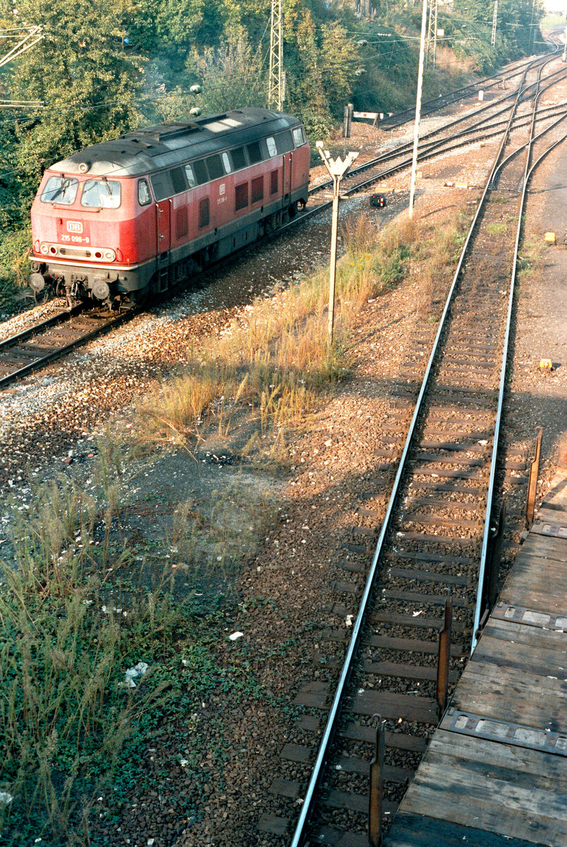 Von einer Brücke aus fotografierte ich in der Nähe von Stuttgart- Zuffenhausen eine DB-Lok der Baureihe 215.
Datum: 24.10.1983