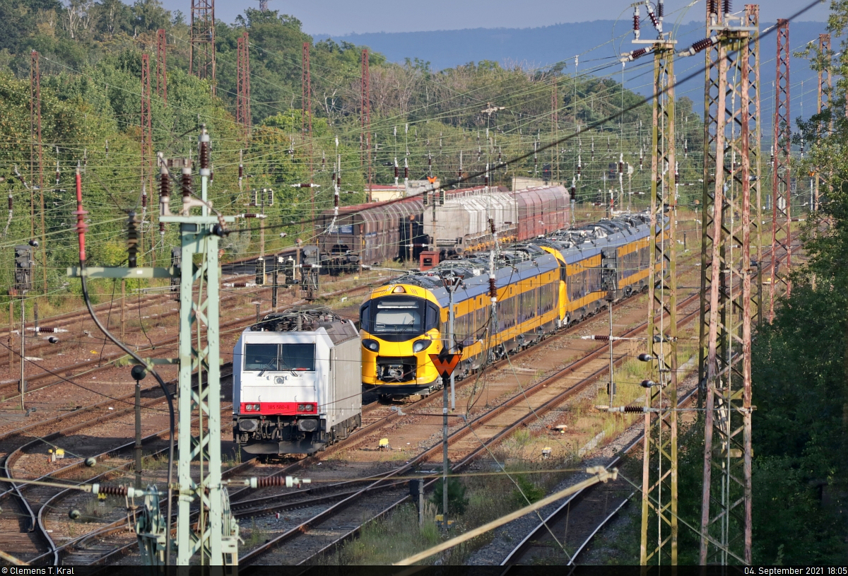 Von der Brücke der B 81 in Blankenburg (Harz) entdeckte der Fotograf ein leuchtendes Gelb. Ein genauerer Blick durch das Tele offenbarte zwei abgestellte, jedoch unbekannt gebliebene Alstom Coradia Stream, die in den Niederlanden seit diesem Jahr als „Intercity Nieuwe Generatie“ (ICNG) unterwegs sein sollen. Betrieben werden können sie u.a. mit 25 kV Wechselspannung. Folglich absolvierten die beiden Züge wohl Testfahrten auf der unter 25 kV stehenden Rübelandbahn!
Leider waren sie in keinem Winkel optimal abzulichten – zumal sich die Reservelok 185 580-8 vor das Motiv gemogelt hat. Durch den längeren Fußmarsch dorthin und aufgrund des Seltenheitswerts soll es dennoch gezeigt werden.

🧰 Nederlandse Spoorwegen N.V. (NS) | Akiem S.A.S., vermietet an die Havelländische Eisenbahn AG (HVLE)
🕓 4.9.2021 | 18:05 Uhr