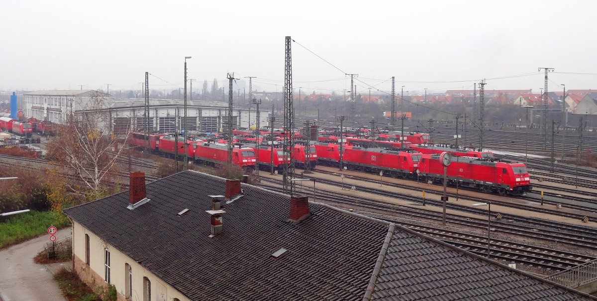 Von der Brücke über den Mannheimer Rangierbahnhof hat man eine gute Sicht auf die abgestellten Loks. 
Dies nutzte ich am 14.12.13 auch. Neben vielen Traxx Loks war auch die 155 219, die 185 529 (LTE) und ein paar 151er abgestellt. 