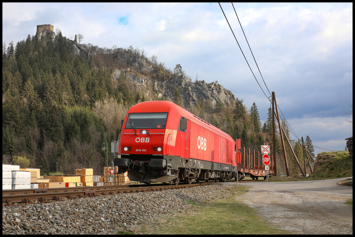 Von der Burgruine Eppenstein die um 1160 erstmals in den Geschichtsbüchern auftaucht ist am Südhang leider nicht viel zu sehen. 
Für einen reinen Zufallstreffer reichts aber allemal. 
2016.092 fährt nach getaner Arbeit im gleichnamigen Bahnhof weiter nach Obdach. 
4.04.2019