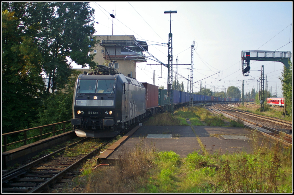 Von CTL Logistics wird 185 555-0 eingesetzt. Am 05.09.2014 fhrt sie mit einem langen Container-Zug durch den Bahnhof Uelzen