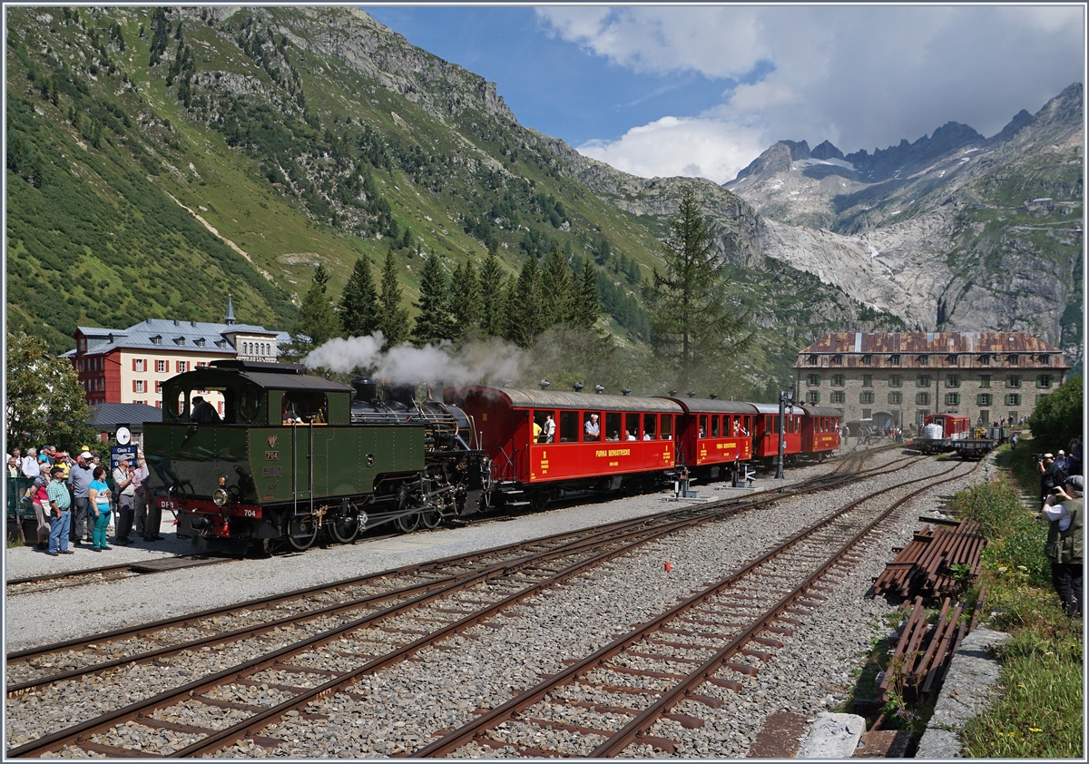 Von Da Lat nach Gletsch - was für eine Reise! Viel Volk empfängt die stärkste Meterspur-Zahnrad-Dampflok Europas, die von der Vietnamesischen Bahn übernommene HG 4/4 704 (Baujahr 1923 / SLM) bei der Ankunft in Gletsch im Rahmen des Festprograms  Wir feiern unsere neue Lok HG 4/4 704 .

31. August 2019