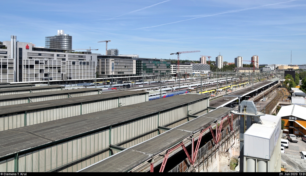Von der Dachterrasse des neuen InfoTurmStuttgart (ITS) kann man ebenso über den Stuttgarter Kopfbahnhof blicken. Der Uhrturm im Bonatzbau, in dem es bis zum letzten Jahr bereits eine Ausstellung gab, ist mittlerweile wegen Sanierungsarbeiten geschlossen.
[29.7.2020 | 13:01 Uhr]