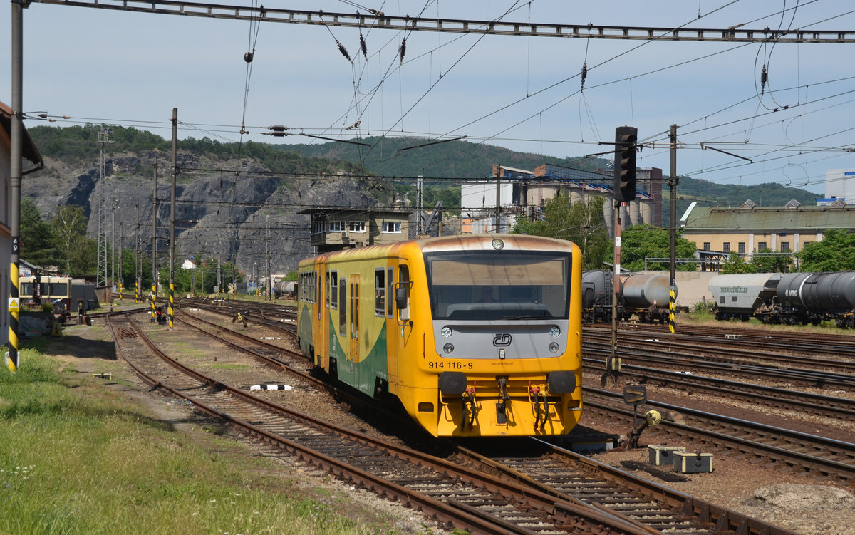 Von Decin kommend erreicht die RegioNova 814 814 116 am 14.06.19 den Endbahnhof Usti nad Labem Strekov.