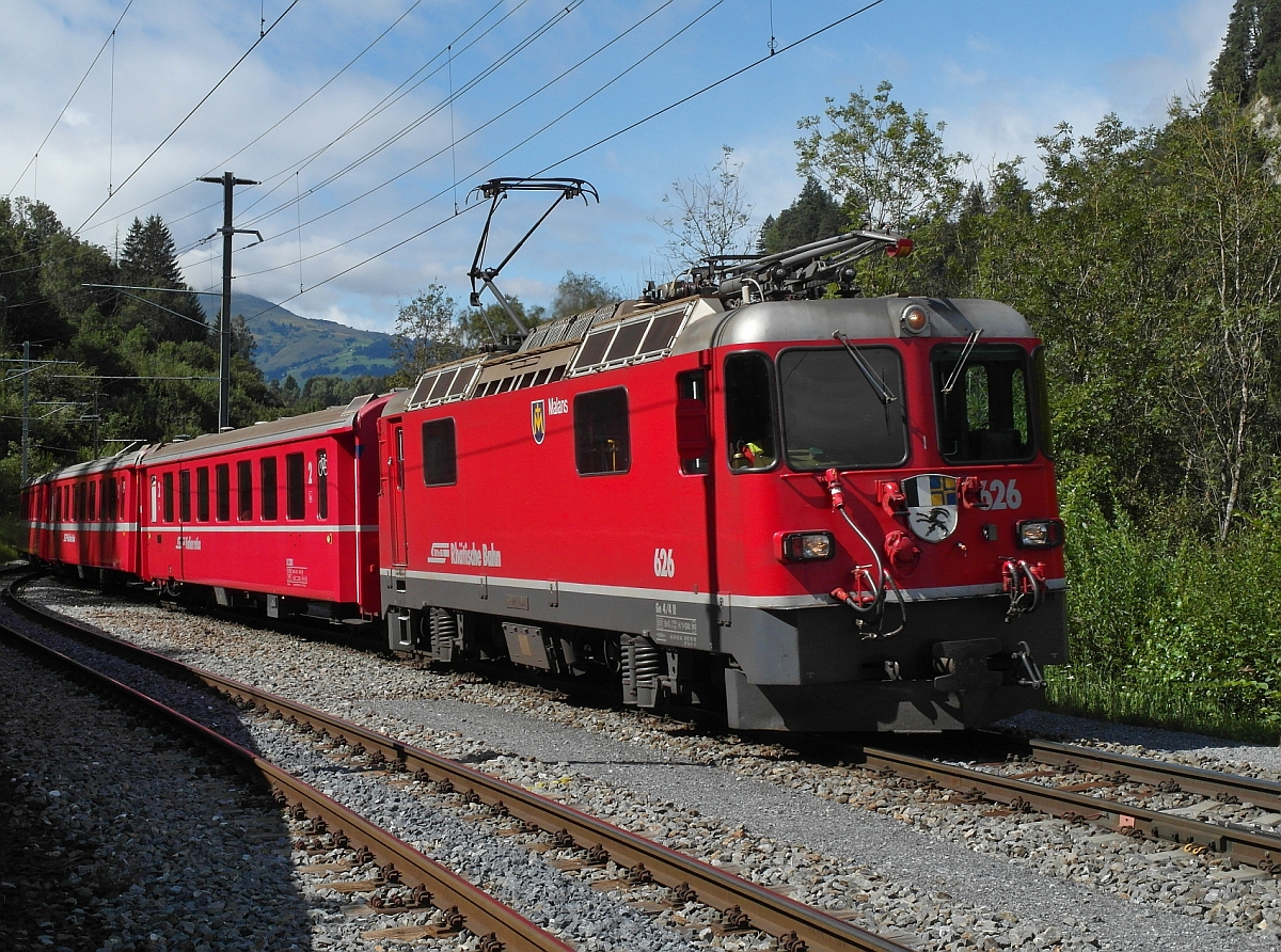Von Disentis-Mustr kommend fhrt Ge 4/4 II 626 'Malans' mit dem RE 1241 nach Scuol-Tarasp am 24.08.2014 in die Station Valendas-Sagogn ein.