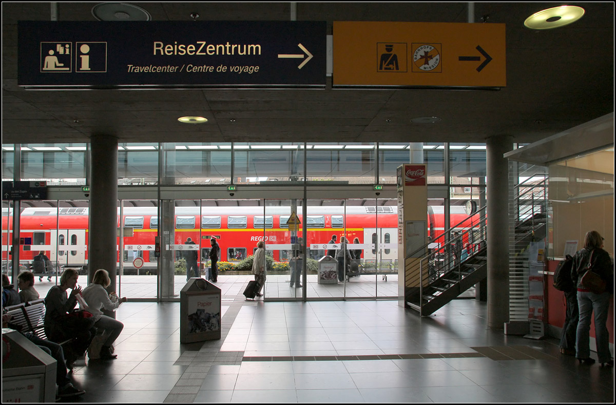 Von drinnen nach draußen -

Im Freiburger Hauptbahnhof hat mich der Durchblick von der Schalterhalle durch die filigrane Glaswand auf die Züge fasziniert. Ein hellgrauer ICE wirkt aber an dieser Stelle nicht so gut, wie dieser verkehrsrote DOSTO-Zug. 

Bild neu bearbeitet.

18.09.2010 (M)