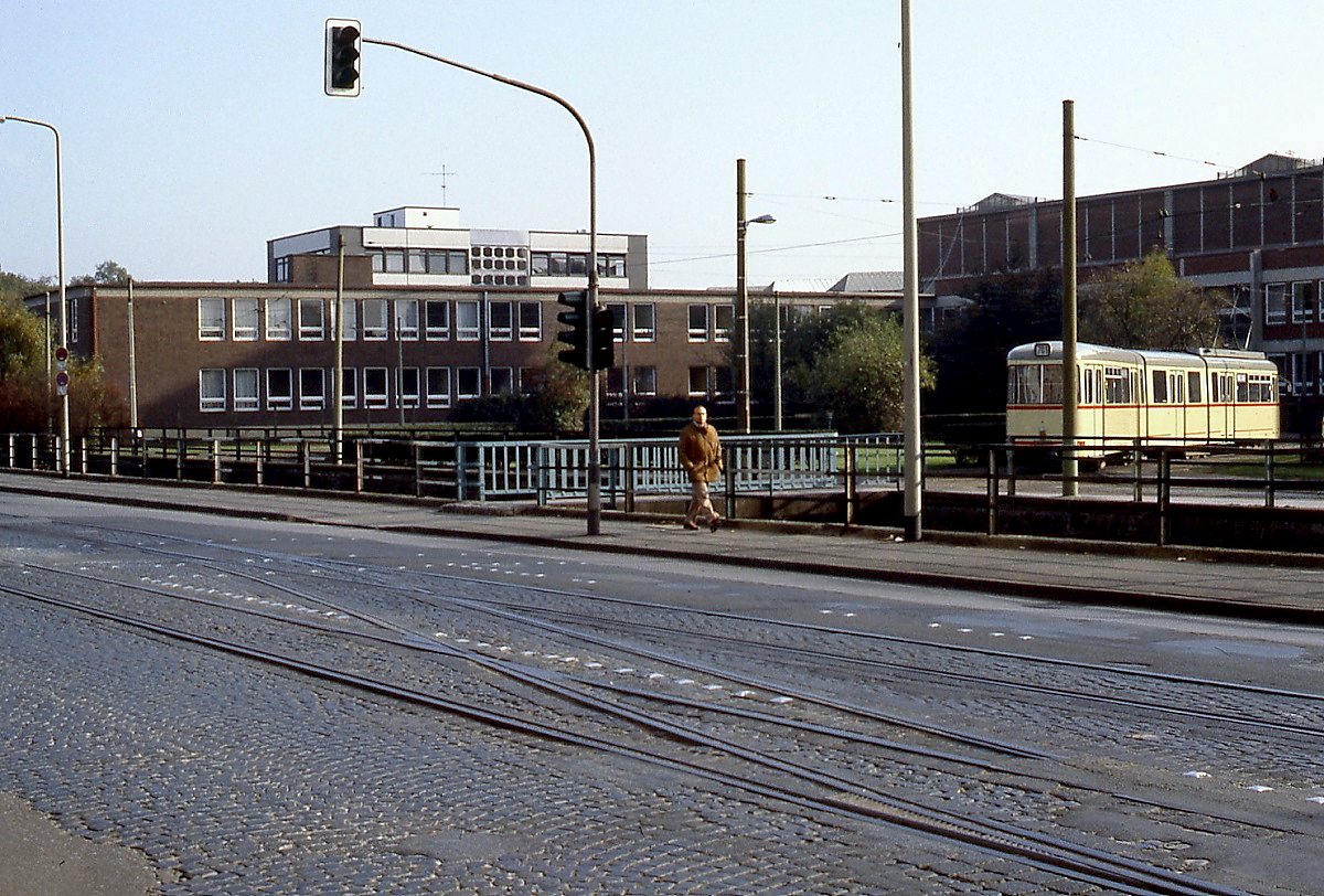 Von Düsseldorf-Benrath fuhren bis 1961 (nach Wuppertal-Vohwinkel) bzw. 1962 (Solingen-Ohligs) meterspurige Triebwagen der Rheinbahn ins Bergische Land. Anfang der 1980er Jahre erinnerten noch einige Schienenreste auf der Hildener Straße an das Meterspurnetz. Im Hintergrund fährt ein (normalspuriger) GT 8 der Rheinbahn in die Wendeschleife in Benrath ein.