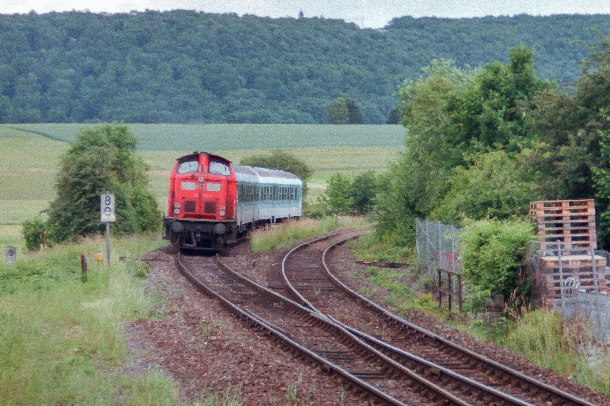 Von Ebenhausen aus sind es 8,0 km bis zur Weiche am südlichen Bad Kissinger Stadtrand. 212 330 zog am 19.6.01 zwei modernisierte „Silberlinge“ in die unterfränkische Kusstadt. (Schreibfehler: Müssten natürlich drei s sein, heißt aber Kurstadt.)  

