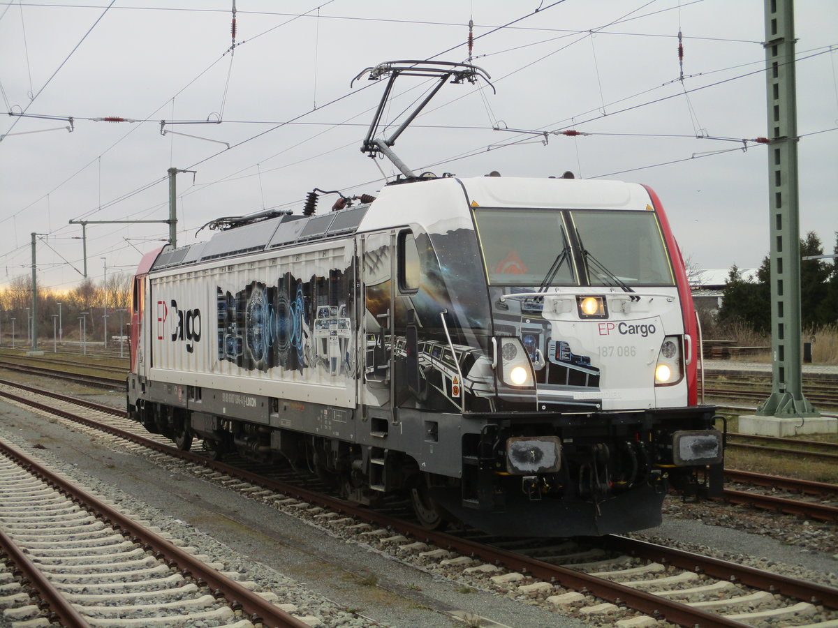 Von der EGP zu LOCON gewechselt ist die 187 086 die ich,am 29.März 2021,als Lz Fahrt von Bergen/Rügen nach Klementelvitz in Bergen/Rügen antraff.