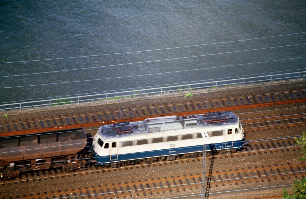Von Ehrenbreitstein aus hoch über der Bahn habe ich am 23.08.1985 diese Ellok  erwischt .
