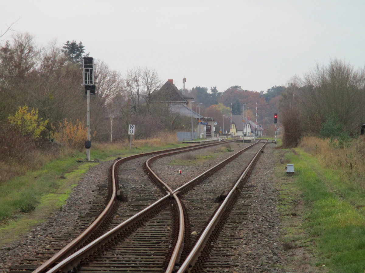 Von einem Bahnübergang hat man einen Gesamtüberblick über den Bahnhof Wesenberg.Aufgenommen am 24.November 2020.