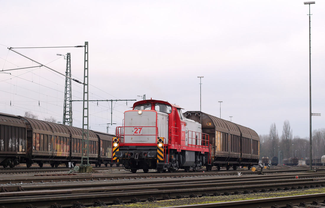 Von einem parallel führenden Weg konnte ich Lok 27 der Dortmunder Eisenbahn bei Rangierarbeiten am 15. Februar 2016
in Dortmund-Scharnhorst Gbf ablichten.