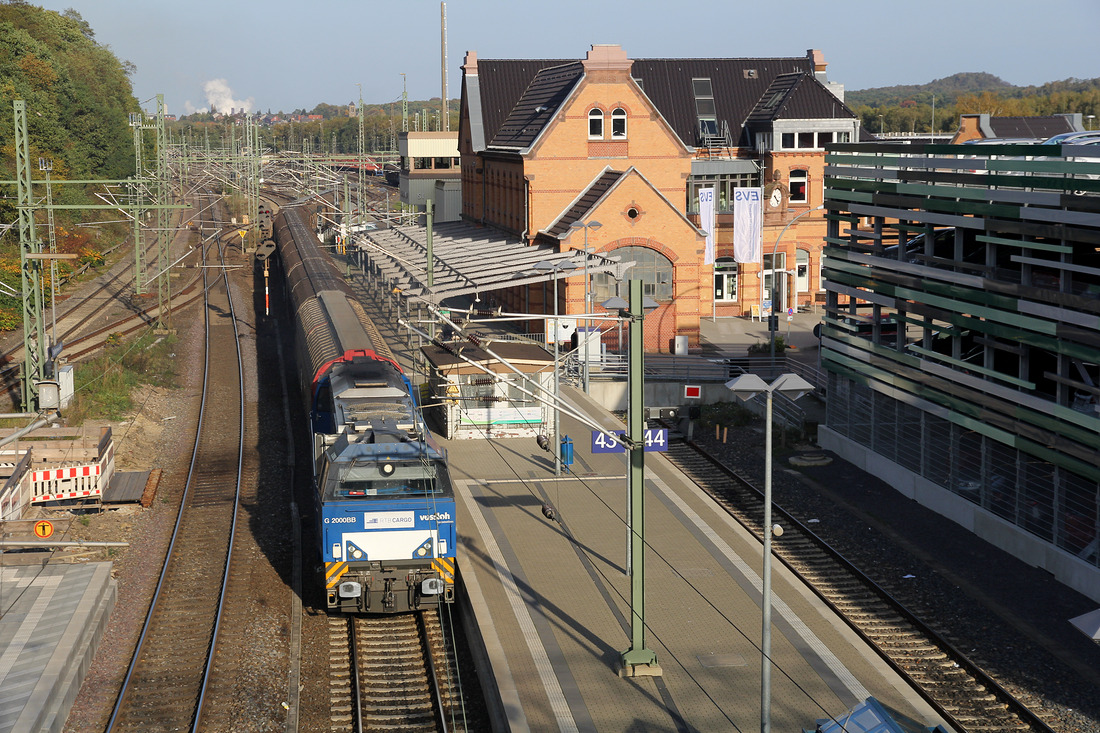 Von einem provisorischen Fußgängersteg wurde RTB Cargo V 203 bei Rangierarbeiten im Stolberger Hbf fotografiert.
Fotografiert am 19. Oktober 2017