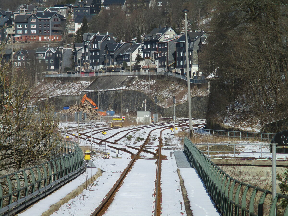 Von einem Überweg lässt sich der Einfahrbereich,aus Richtung Ernsthal,in den Bahnhof Lauscha sehr gut fotografieren.Aufgenommen von der Alten Chaussee am 28.Februar 2023.