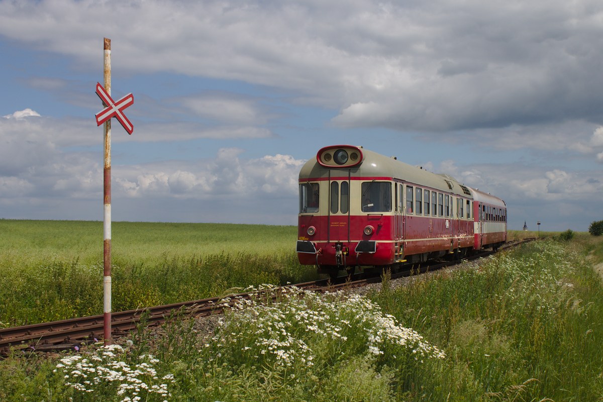 Von Eisenbahnfotografen weitgehend unbeachtet gestaltete sich die heutige Sonderzugfahrt nach Jemnice (Jamnitz). Die Strecke wird heute von keinen regelmäßigen Personenzügen mehr befahren - umso erstaunlich war, mit welcher Geschwindigkeit der Triebwagen an mir vorbeigebraust ist. (14.06.2014)