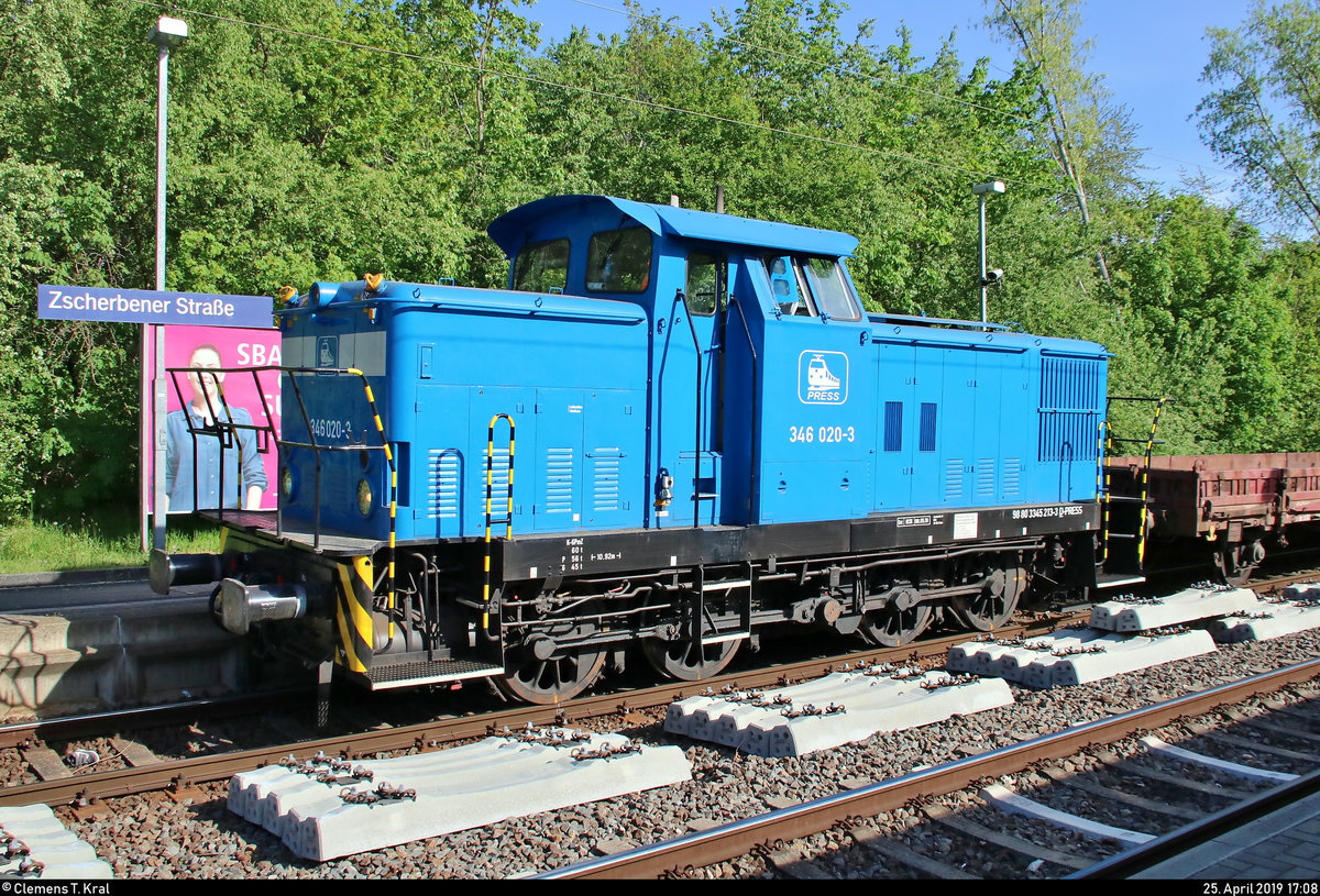 Von Ende April bis Anfang Mai 2019 fanden parallel zu den Maßnahmen zwischen Halle Südstadt und Angersdorf auch Gleisbauarbeiten am Hp Halle Zscherbener Straße auf der Bahnstrecke Merseburg–Halle-Nietleben (KBS 588) unter Vollsperrung statt.
345 213-3 (346 020-3 | DR V 60 D) der Eisenbahn-Bau- und Betriebsgesellschaft Pressnitztalbahn mbH (PRESS) steht mit vier Flachwagen, beladen mit Schotter, auf Gleis 1.
[25.4.2019 | 17:08 Uhr]