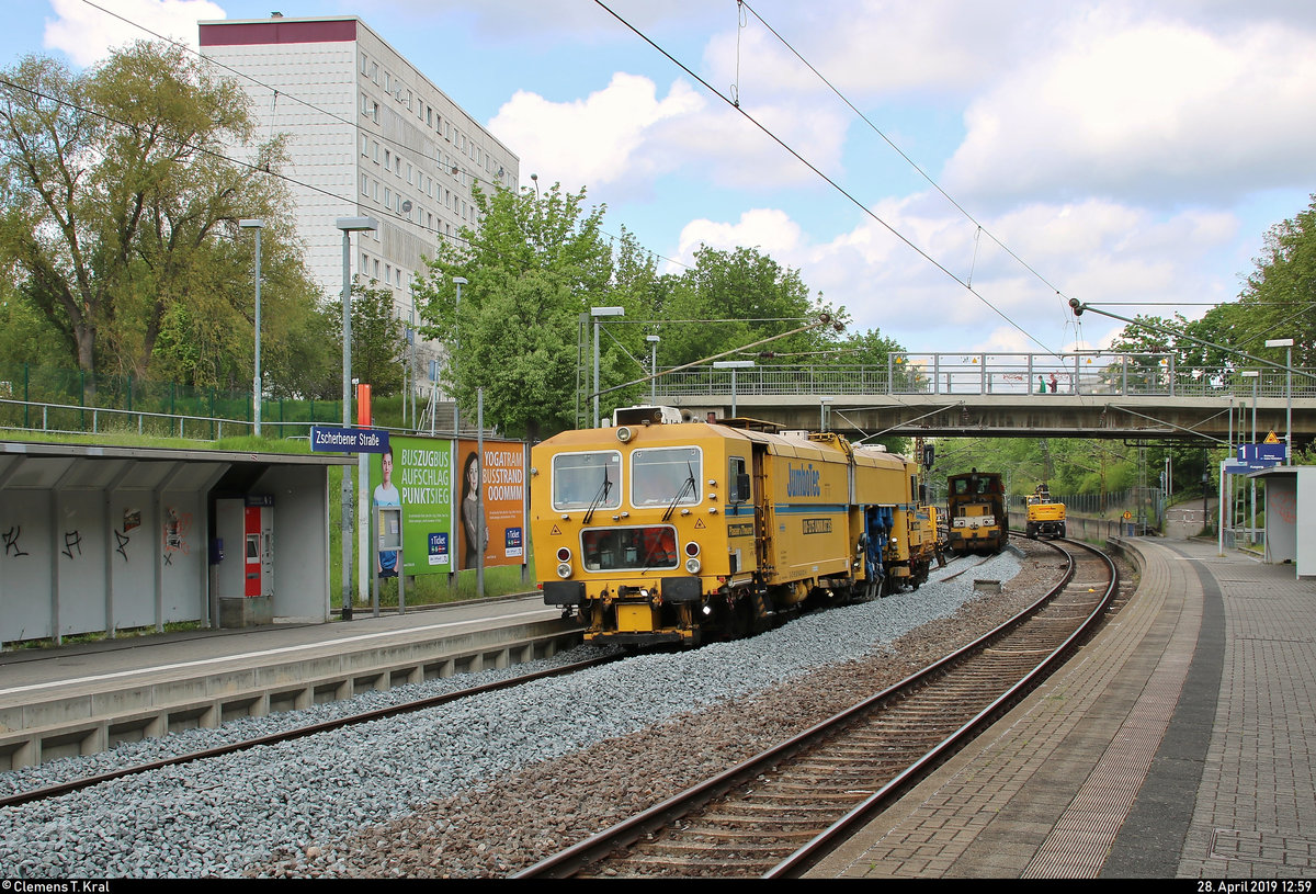 Von Ende April bis Anfang Mai 2019 fanden parallel zu den Maßnahmen zwischen Halle Südstadt und Angersdorf auch Gleisbauarbeiten am Hp Halle Zscherbener Straße auf der Bahnstrecke Merseburg–Halle-Nietleben (KBS 588) unter Vollsperrung statt.
Gleisstopfmaschine Plasser & Theurer 08-275 Unimat 3S (99 80 9424 031-9 D-JT) der JumboTec GmbH durchfährt den Hp auf Gleis 2, um zunächst Platz für die Schotterplanier- und Profilierungsmaschine Plasser & Theurer SSP 110 SW (99 80 9425 036-7 D-JT) derselben Firma zu machen.
[28.4.2019 | 12:59 Uhr]