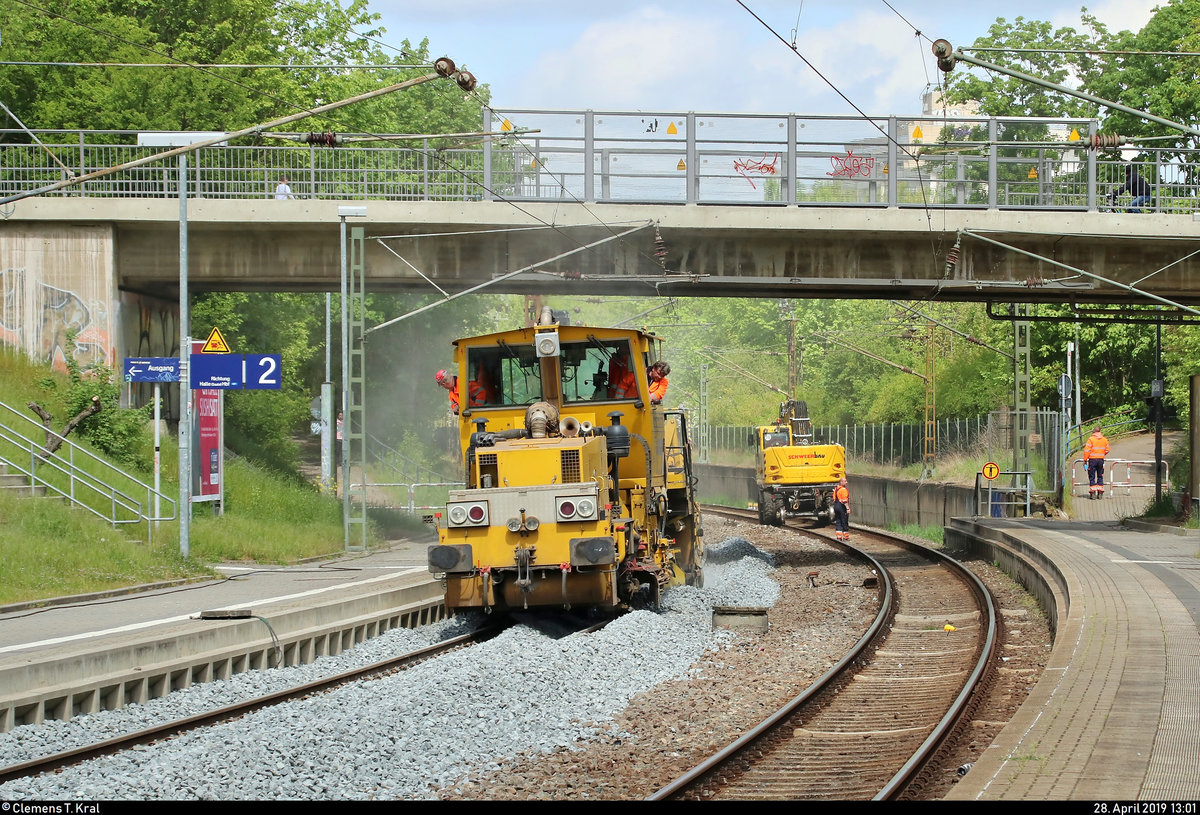 Von Ende April bis Anfang Mai 2019 fanden parallel zu den Maßnahmen zwischen Halle Südstadt und Angersdorf auch Gleisbauarbeiten am Hp Halle Zscherbener Straße auf der Bahnstrecke Merseburg–Halle-Nietleben (KBS 588) unter Vollsperrung statt.
Schotterplanier- und Profilierungsmaschine Plasser & Theurer SSP 110 SW (99 80 9425 036-7 D-JT) der JumboTec GmbH im Einsatz auf Gleis 2.
[28.4.2019 | 13:01 Uhr]