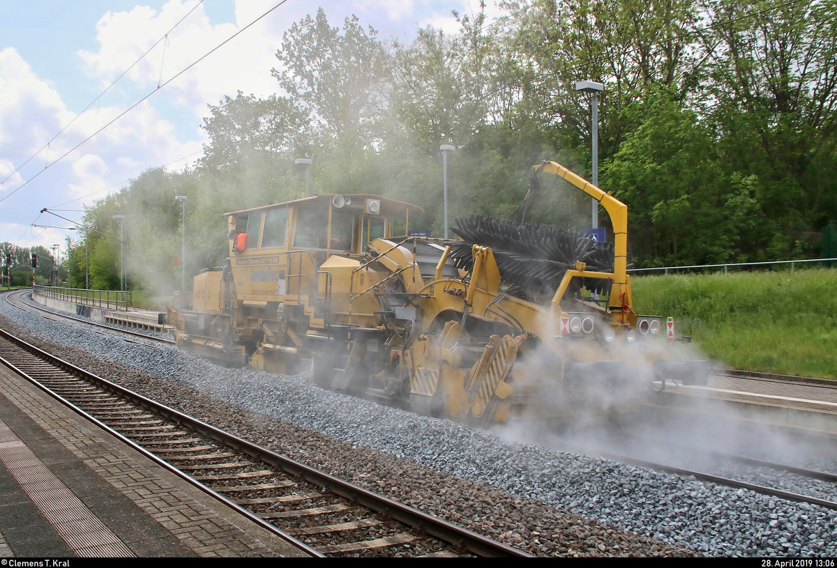 Von Ende April bis Anfang Mai 2019 fanden parallel zu den Maßnahmen zwischen Halle Südstadt und Angersdorf auch Gleisbauarbeiten am Hp Halle Zscherbener Straße auf der Bahnstrecke Merseburg–Halle-Nietleben (KBS 588) unter Vollsperrung statt.
Schotterplanier- und Profilierungsmaschine Plasser & Theurer SSP 110 SW (99 80 9425 036-7 D-JT) der JumboTec GmbH wirbelt während ihres Einsatzes auf Gleis 2 gehörig Staub auf.
[28.4.2019 | 13:06 Uhr]