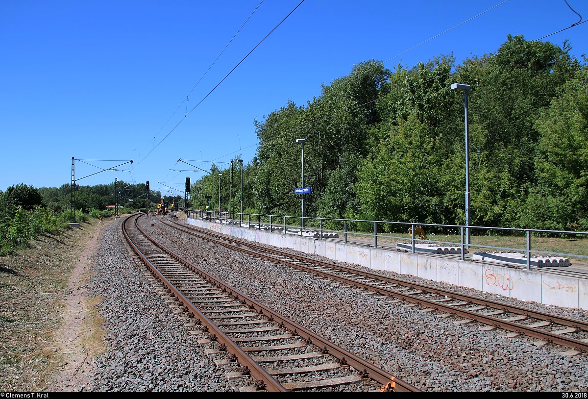 Von Ende Juni bis Anfang Juli fanden Schwellenwechsel auf der Bahnstrecke Merseburg–Halle-Nietleben (KBS 588) zwischen dem Hp Halle Zscherbener Straße und Hp Halle-Neustadt statt.
Blick auf die Arbeiten am gesperrten Gleis Richtung Angersdorf. Auf dem folglich nicht genutzten Bahnsteig liegen bereits die neuen Schwellen.
[30.6.2018 | 10:53 Uhr]