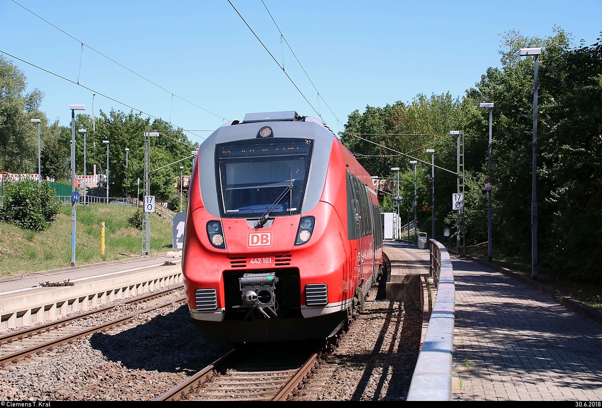 Von Ende Juni bis Anfang Juli fanden Schwellenwechsel auf der Bahnstrecke Merseburg–Halle-Nietleben (KBS 588) zwischen dem Hp Halle Zscherbener Straße und Hp Halle-Neustadt statt.
442 101 (Bombardier Talent 2) der S-Bahn Mitteldeutschland (DB Regio Südost) als S 37729 (S7) von Halle-Nietleben nach Halle(Saale)Hbf Gl. 13a verlässt den Hp Halle Zscherbener Straße auf dem Gegengleis (Gleis 1).
[30.6.2018 | 11:27 Uhr]