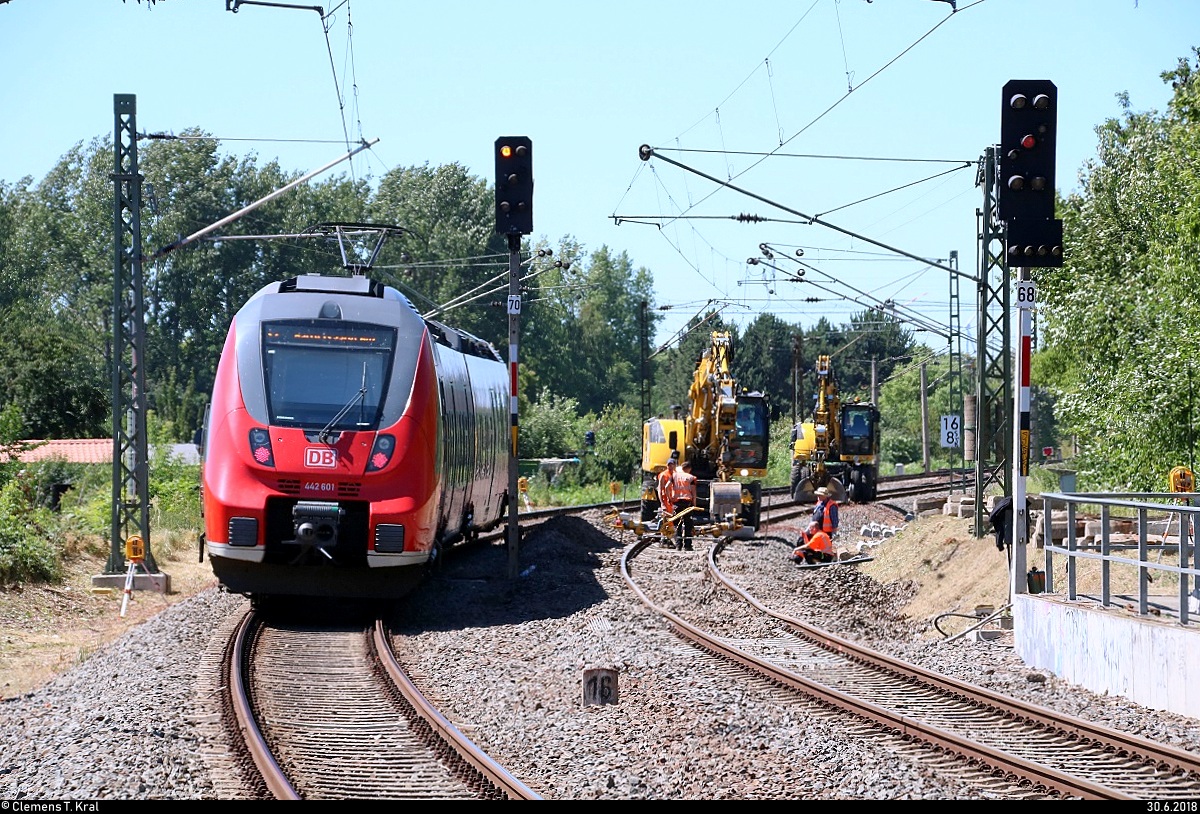 Von Ende Juni bis Anfang Juli fanden Schwellenwechsel auf der Bahnstrecke Merseburg–Halle-Nietleben (KBS 588) zwischen dem Hp Halle Zscherbener Straße und Hp Halle-Neustadt statt.
Nachschuss auf 442 601 (Bombardier Talent 2) der S-Bahn Mitteldeutschland (DB Regio Südost) als S 37729 (S7) von Halle-Nietleben nach Halle(Saale)Hbf Gl. 13a, die den Hp Halle Zscherbener Straße auf dem Gegengleis (Gleis 1) verlässt.
[30.6.2018 | 11:27 Uhr]