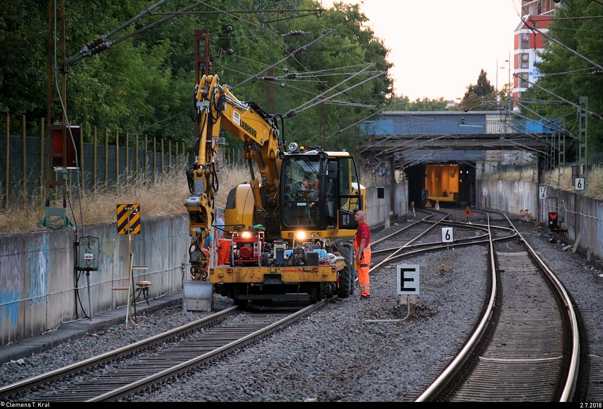 Von Ende Juni bis Anfang Juli fanden Schwellenwechsel auf der Bahnstrecke Merseburg–Halle-Nietleben (KBS 588) zwischen dem Hp Halle Zscherbener Straße und Hp Halle-Neustadt statt.
Blick auf einen Liebherr Zweiwegebagger der Schweerbau GmbH & Co. KG, der kurz vor dem Hp Halle Zscherbener Straße steht.
[2.7.2018 | 21:33 Uhr]