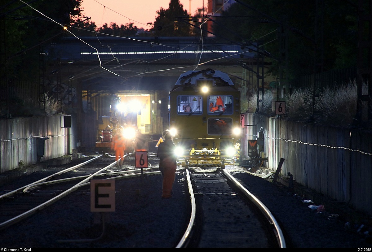 Von Ende Juni bis Anfang Juli fanden Schwellenwechsel auf der Bahnstrecke Merseburg–Halle-Nietleben (KBS 588) zwischen dem Hp Halle Zscherbener Straße und Hp Halle-Neustadt statt.
Tele-Blick vom Hp Halle Zscherbener Straße auf eine nächtliche Arbeitsaktion mit einem Liebherr Zweiwegebagger und einer unbekannt gebliebenen Gleisstopfmaschine der Schweerbau GmbH & Co. KG.
Aufgrund von Dunkelheit, der hohen Brennweite und geringer Geschwindigkeit der Maschine war die Aufnahme nicht besonders einfach.
[2.7.2018 | 22:21 Uhr]