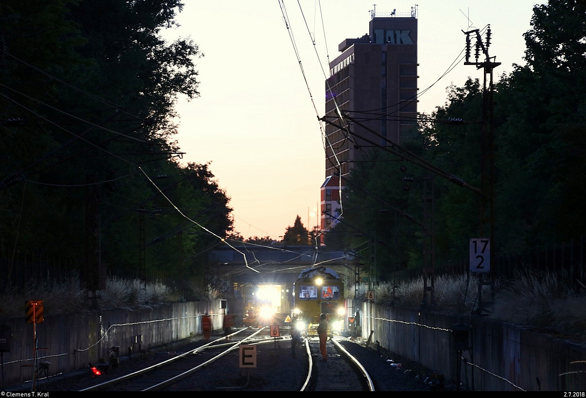 Von Ende Juni bis Anfang Juli fanden Schwellenwechsel auf der Bahnstrecke Merseburg–Halle-Nietleben (KBS 588) zwischen dem Hp Halle Zscherbener Straße und Hp Halle-Neustadt statt.
Blick vom Hp Halle Zscherbener Straße auf eine nächtliche Arbeitsaktion mit einem Liebherr Zweiwegebagger und einer unbekannt gebliebenen Gleisstopfmaschine der Schweerbau GmbH & Co. KG.
[2.7.2018 | 22:22 Uhr]