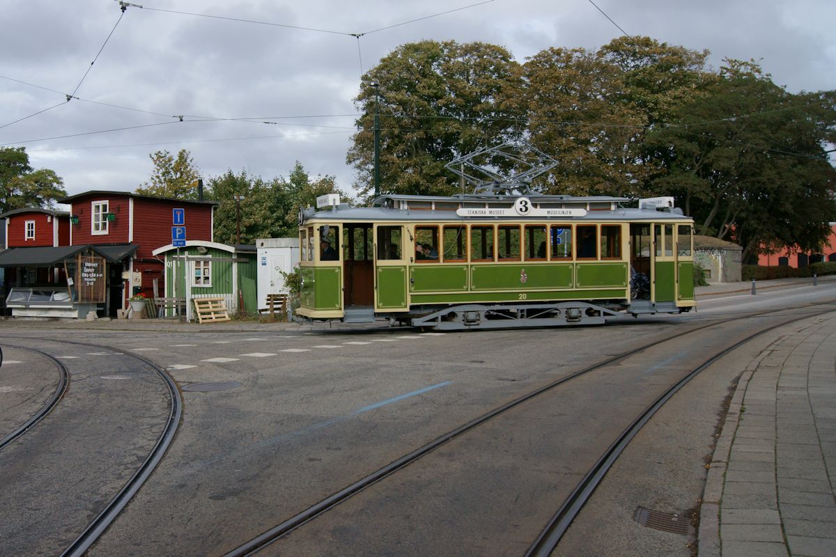 Von der Endhaltestelle Bastionen kommend, biegt Triebwagen 20 der Museispårvägen Malmö in die Banerkajen ein. Dort wird gewartet, bis der von der Stadsbiblioteket kommende Triebwagen den eingleisigen Streckenabschnitt verlassen hat, um dann in dieser Richtung weiter zu fahren. (02.10.2016)