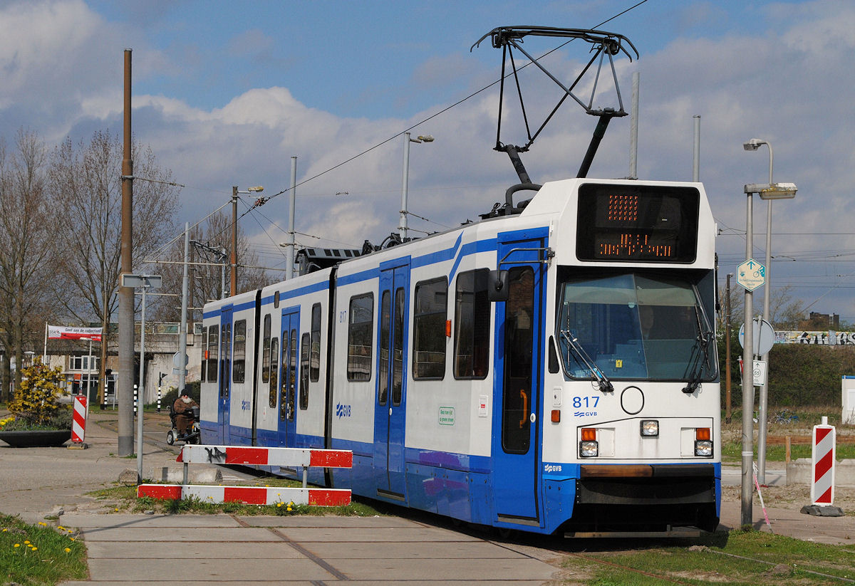 Von der Endstelle Diemen Sniep führt eine rund einen Kilometer lange eingleisige Strecke zur Hauptwerkstätte Diemen. Tw. 817 hat gerade die Wendeanlage Diemen Sniep verlassen und macht sich auf den Weg in Richtung Hauptwerkstätte. (12.04.2016)
