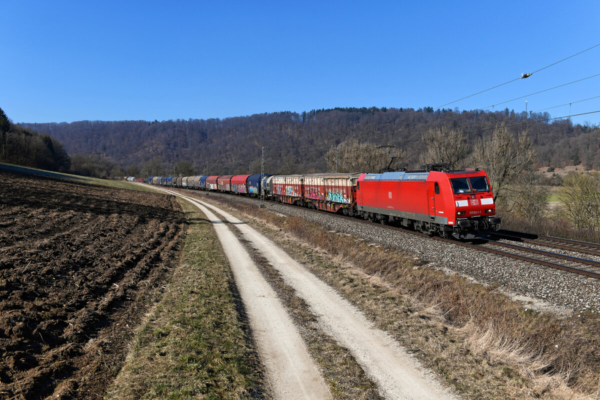 Von der ersten Bauserie der Baureihe 185 von DB Cargo gibt es eine Handvoll Exemplare, die für den Einsatz in Österreich zugelassen sind. Eine davon ist die 185 041, die ich am 04. März 2022 vor einem umgeleiteten gemischten Güterzug nach Linz Vbf bei Obereichstätt im Almühltal fotografieren konnte. 