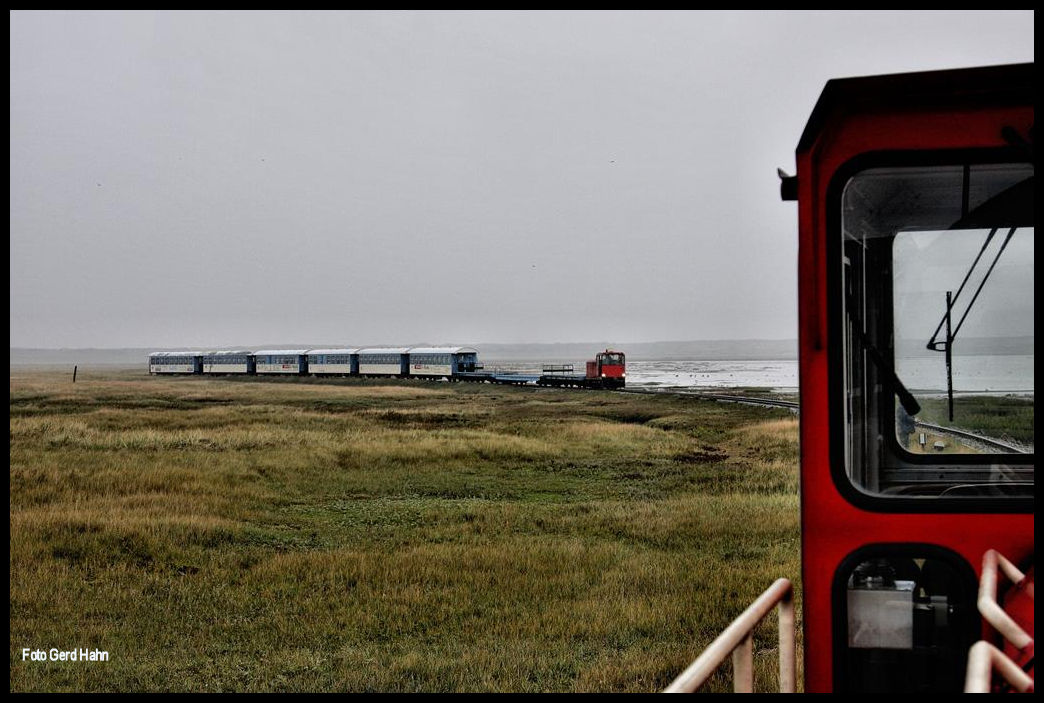 Von der ersten Wagenplattform aus konnte ich die Einfahrt eines Personenzuges mit Lok 399105 im Bild festhalten. Der Zug befindet sich hier noch auf der eingleisigen Strecke kurz vor dem Anleger Wangerooge.