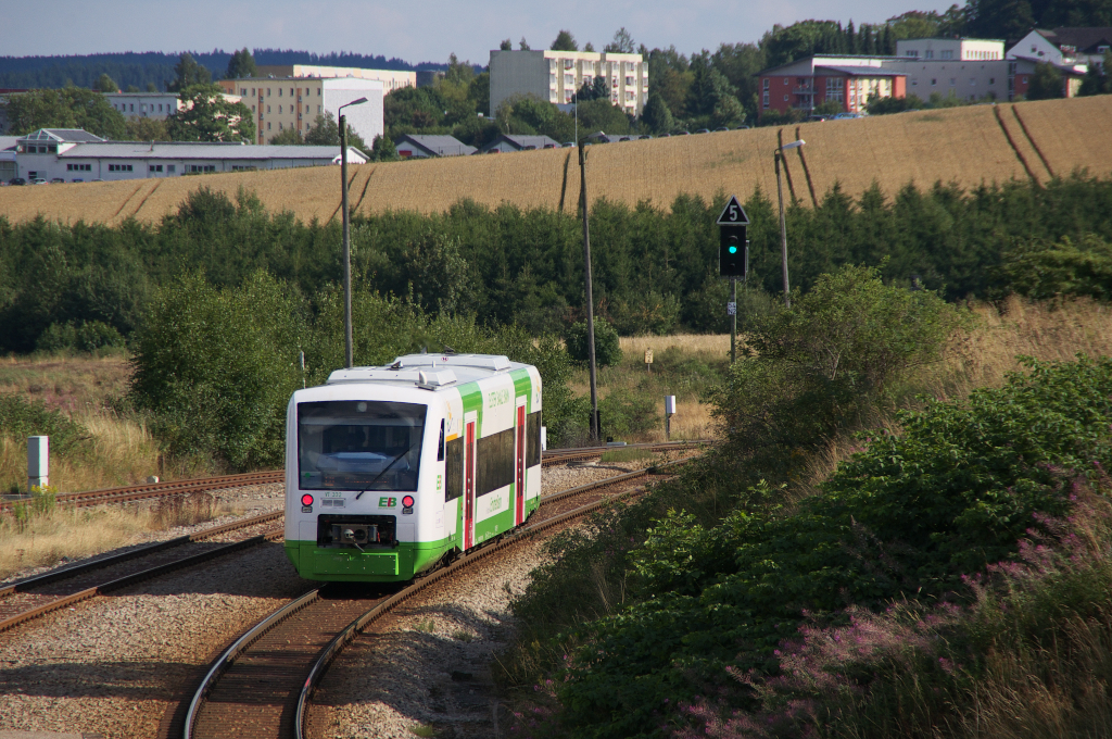 Von der Feldwegbrcke ber die Bahn beim Bahnhof Unterlemnitz hat man einen schnen Blick auf die Bahnanlagen und die Landschaft des Thringer Schiefergebirges und des Thringer Oberlandes.
Die Brcke ziert eine Holztafel mit der Aufschrift:  Die Brcke mu bleiben  was auf einen geplanten Abriss hindeutet, worber auch der Eisenbahnphotograph sehr traurig wre.
RegioShuttle VT 332 der Erfurter Bahn hat Unterlemnitz verlassen und steuert auf Bad Lobenstein zu. Der Bahnhof in Lobenstein trgt aber immer noch die alte Bezeichnung und will vom  BAD  nichts wissen.

14.08.2013 KBS 557
Der Triebwagen befindet sich in Hhe des bergang von der Bahnstrecke 6709 Wurzbach - Unterlemnitz und der Bahnstrecke 6683 Triptis - Unterlemnitz - Blankenstein - (Marxgrn)
