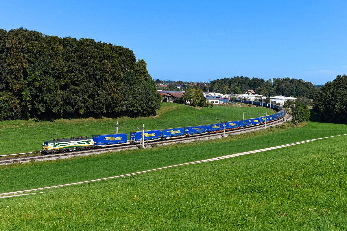 Von der Ferne leicht zu identifizieren ist die 193 595 der Raaberbahn Cargo, da sie ein geringfügig abweichendes Design im Vergleich zu den 471ern der GySEV besitzt. Sie wurde auch einige Jahre nach ihren Schwestermaschinen nachbestellt. Am 03. Oktober 2023 bespannte sie den umgeleiteten KLV-Zug DGS 40648 von Curtici nach Rheinhausen. Dieser war komplett und einheitlich mit Aufliegern der Spedition LKW Walter beladen. Bei Axdorf im Chiemgau gelang eine Aufnahme.