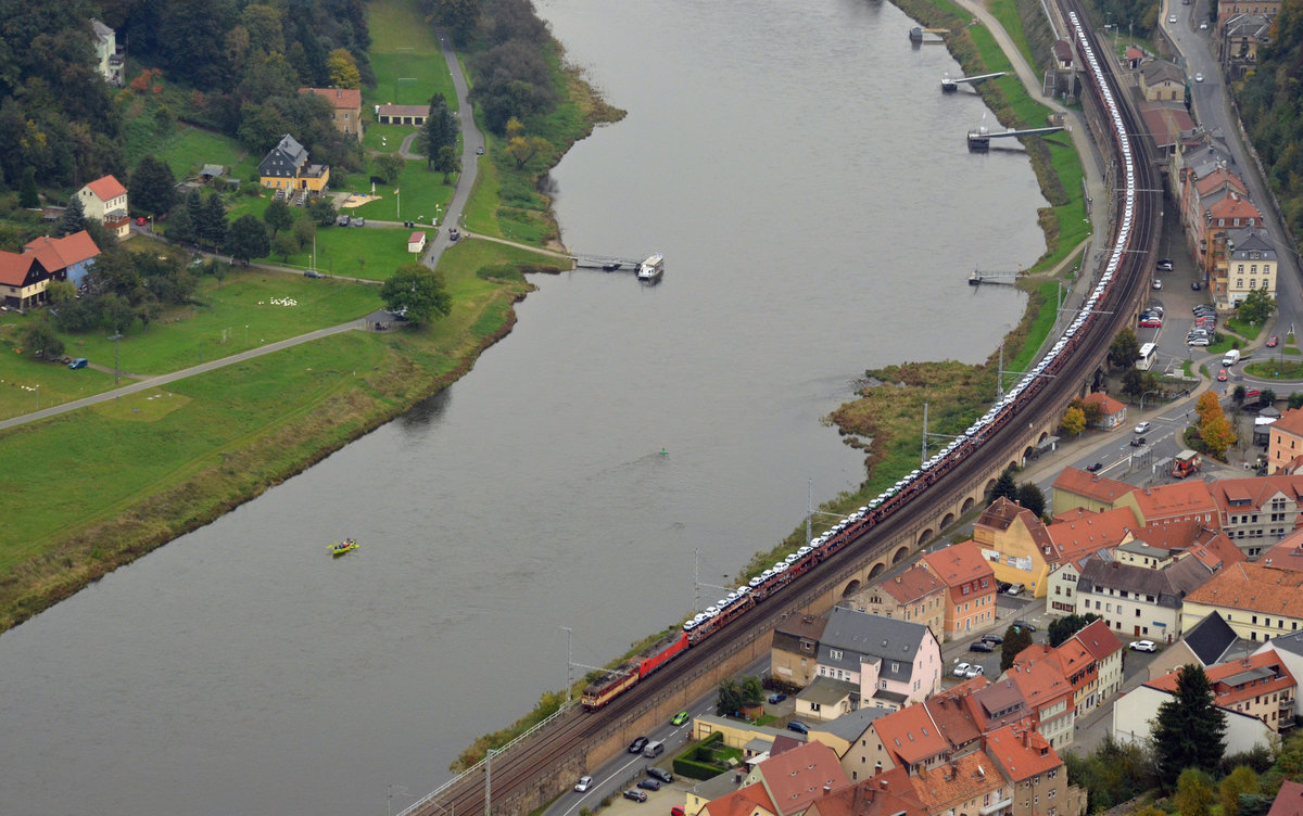 Von der Festung Königstein aus konnte 372 006 mit einem Autozug und einer Lok der Baureihe 189 beobachtet werden. Das Gespann war am 15.10.16 aus Tschechien kommend auf dem Weg Richtung Dresden.