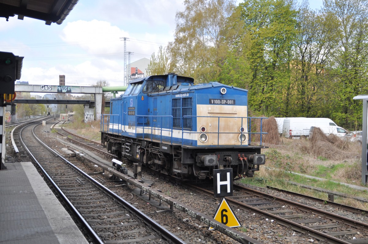 von der Firma Spitzke abgestellt auf dem eigentlichen Streckengleis Lichtenberg  nach BWrg am 18.04.2015