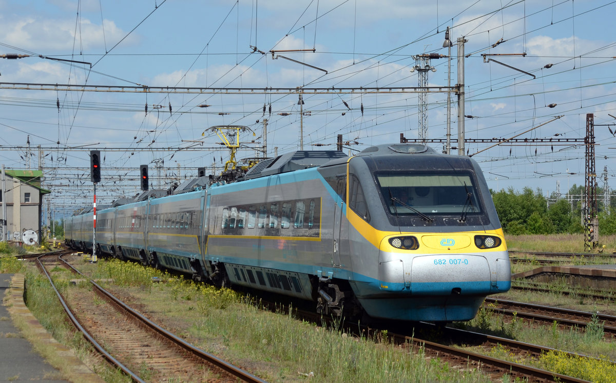 Von Frantiskovy Lazne kommend erreicht 682 007 am 20.06.18 den Bahnhof Cheb. Anschließend setzte der Pendolino seine Fahrt nach Bohumin als IC 515 fort.