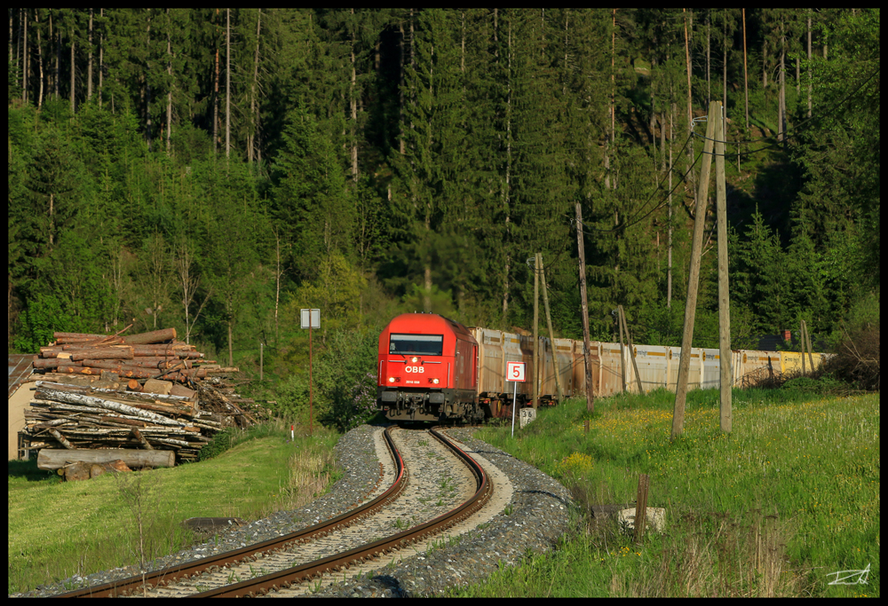Von Frantschach nach Zeltweg zieht die 2016.058 den 64528 durch Wiesenau. 19.05.2017